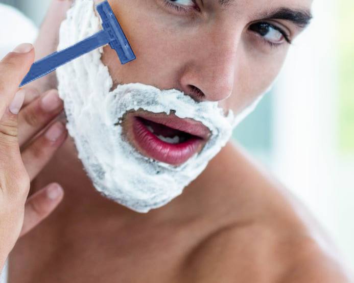 Hombre afeitándose la barba